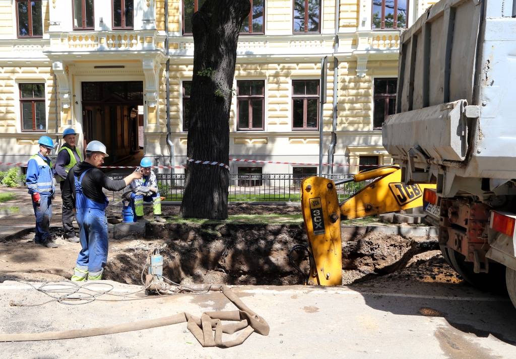 Pēc ūdensvada plīsuma Elizabetes ielā bez ūdens paliek pieci nami; ierobežota satiksme