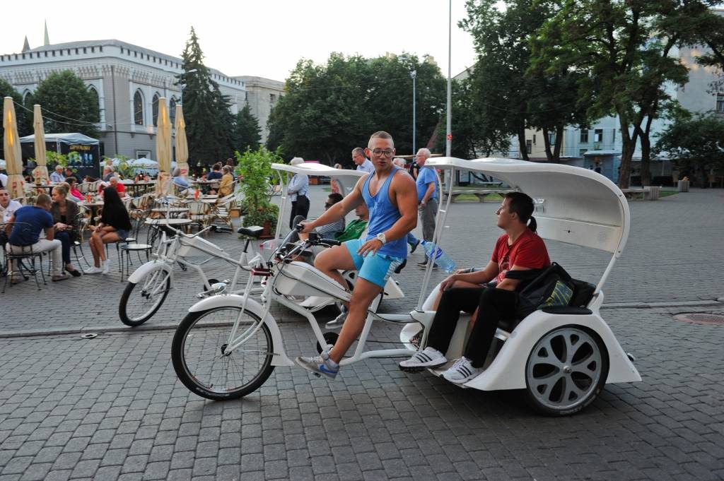 Krāpjas arī velorikšu vadītāji