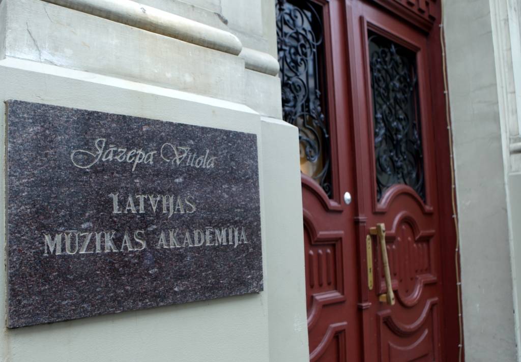 Mūzikas akadēmijas iestājeksāmenu komisijai viena reflektanta dēļ jāpulcējas neilgi pirms pusnakts
