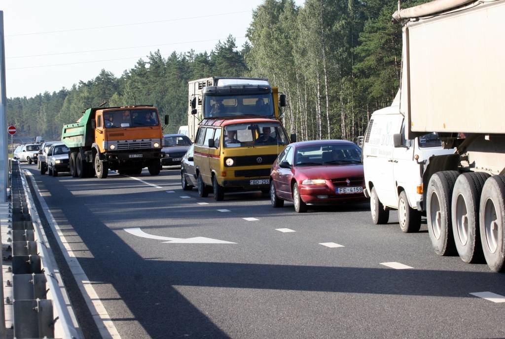 Uz Tallinas šosejas pie Ādažiem izveidojies liels sastrēgums