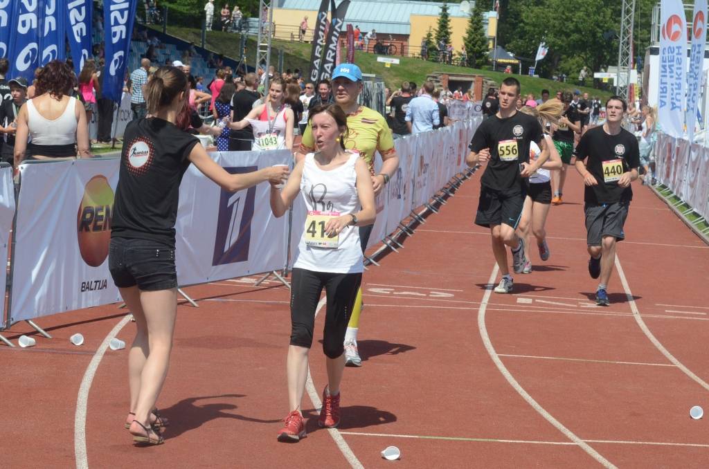FOTO: Lielā karstumā pieveic Liepājas pusmaratonu; uzvarētāju aizved uz slimnīcu