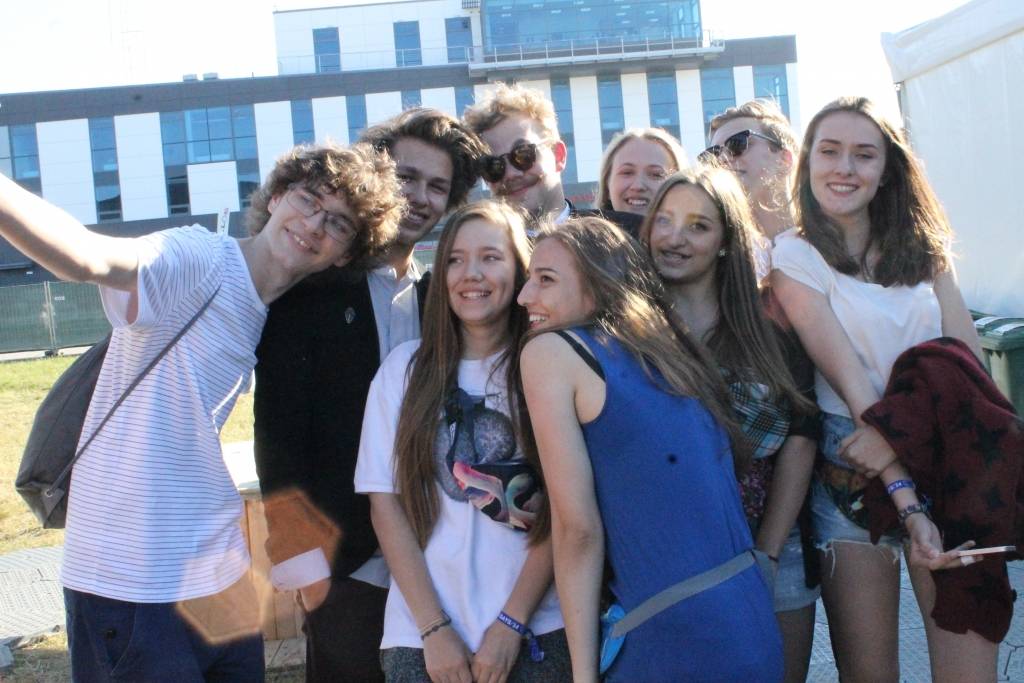 Carnival Youth pēc uzstāšanās Opener festivālā vismaz metru virs zemes