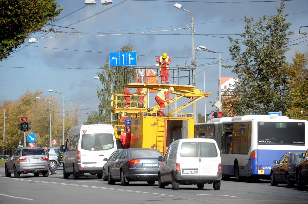 Zolitūdes ielā apgāzies kravas auto; slēgta satiksme