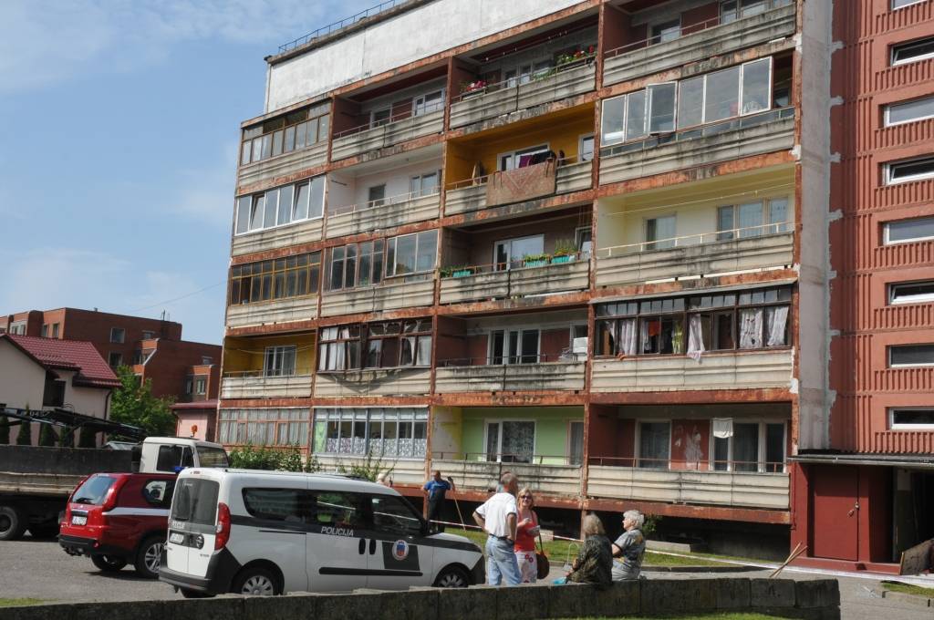 Sāk gāzes eksplozijā izgāzto logu un durvju uzstādīšanu daudzdzīvokļu mājā Liepājā