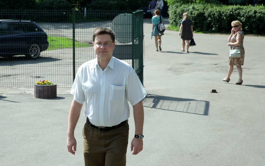 The Economist min Dombrovski atkal jaunam Briseles amatam