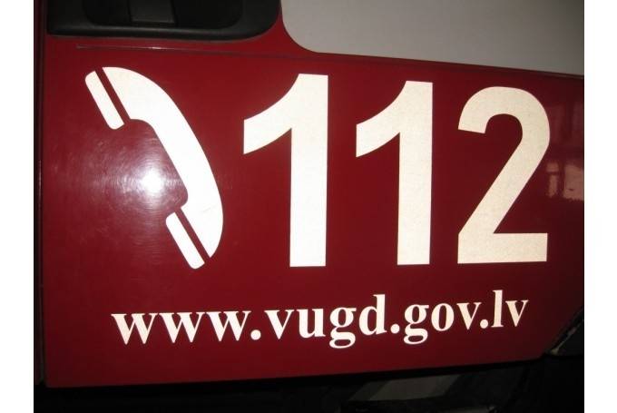 Glābējiem par gāzes sprādziena iemesliem Liepājā vairākas iespējamās versijas; policija pagaidām nekomentē