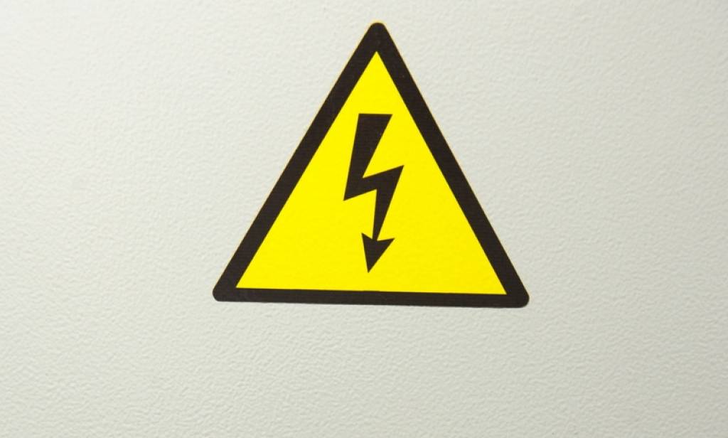 papildināts (17:14) - Traģiski beidzas mēģinājums ievilkt elektrību: mirst vecāki, cieš bērni