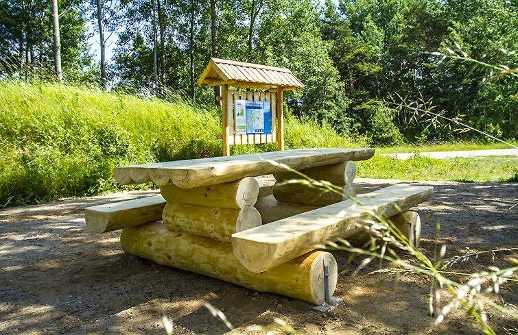 Cietokšņa kanāla krastā Liepājā atjaunotas atpūtas vietas