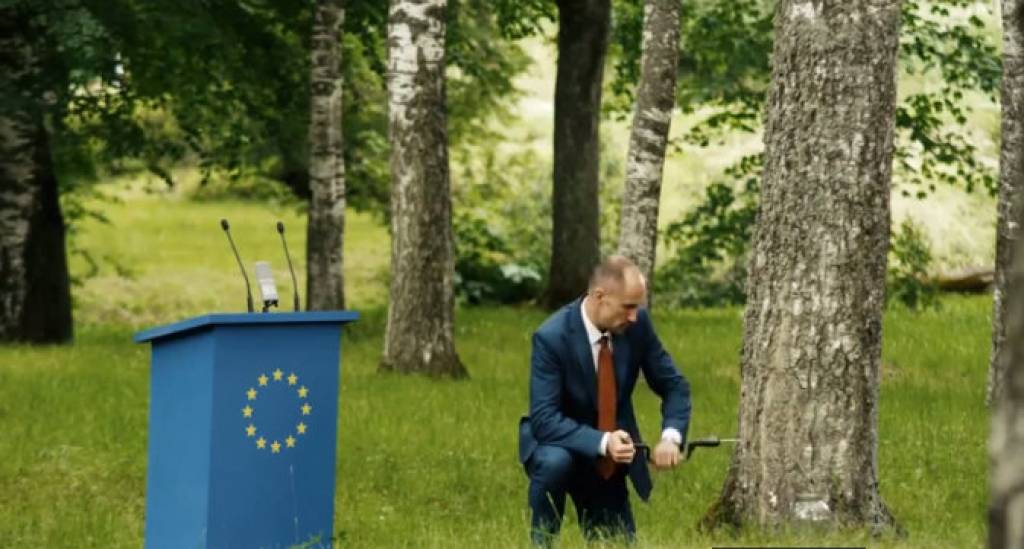 Tapis video, kas reklamē Latviju kā ES prezidējošo valsti