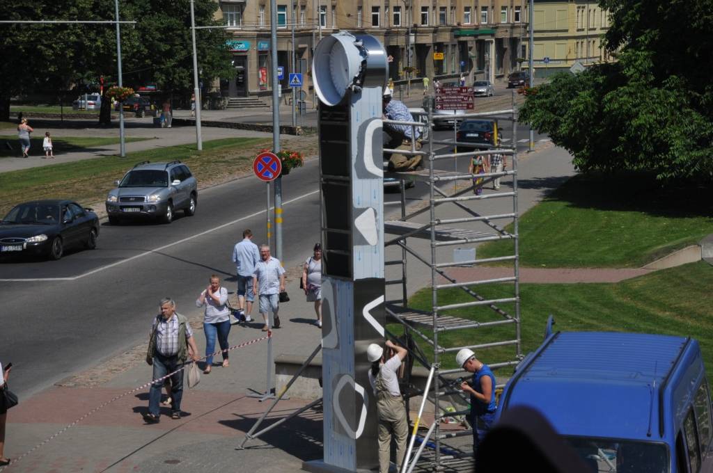 FOTO: Liepājas centrā uzstāda atjaunoto LMT pulksteni