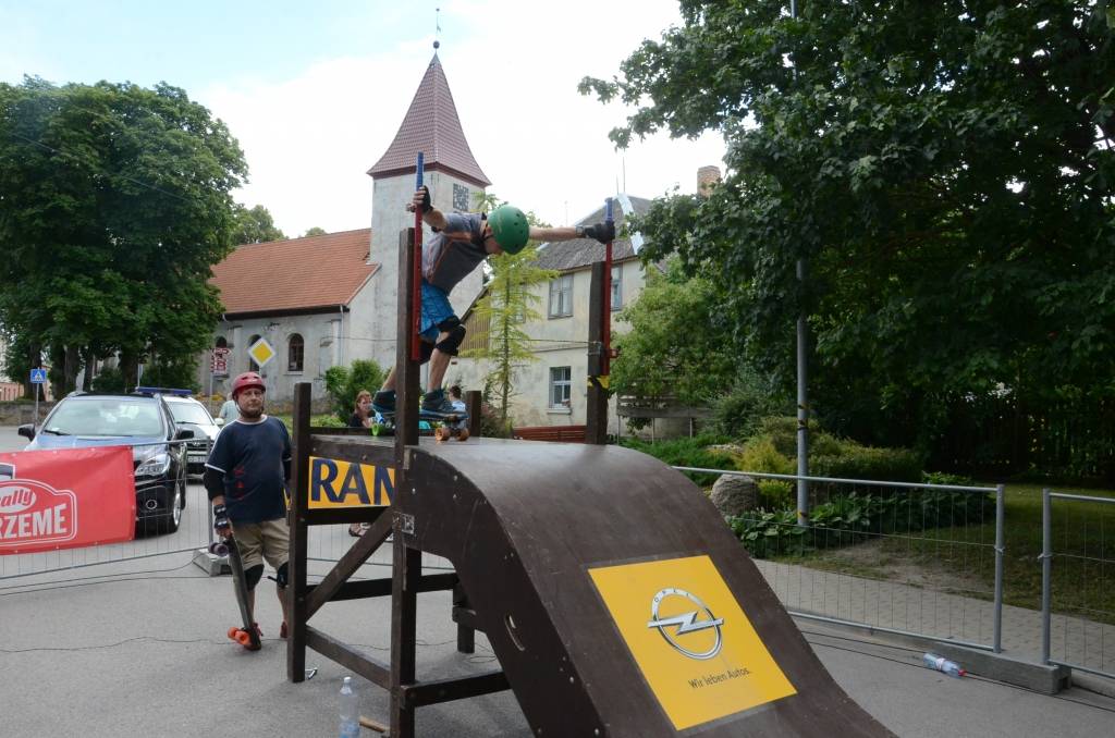 FOTO: Skeitbordisti Durbē pasaules kausa posmā pieveic gigantslalomu