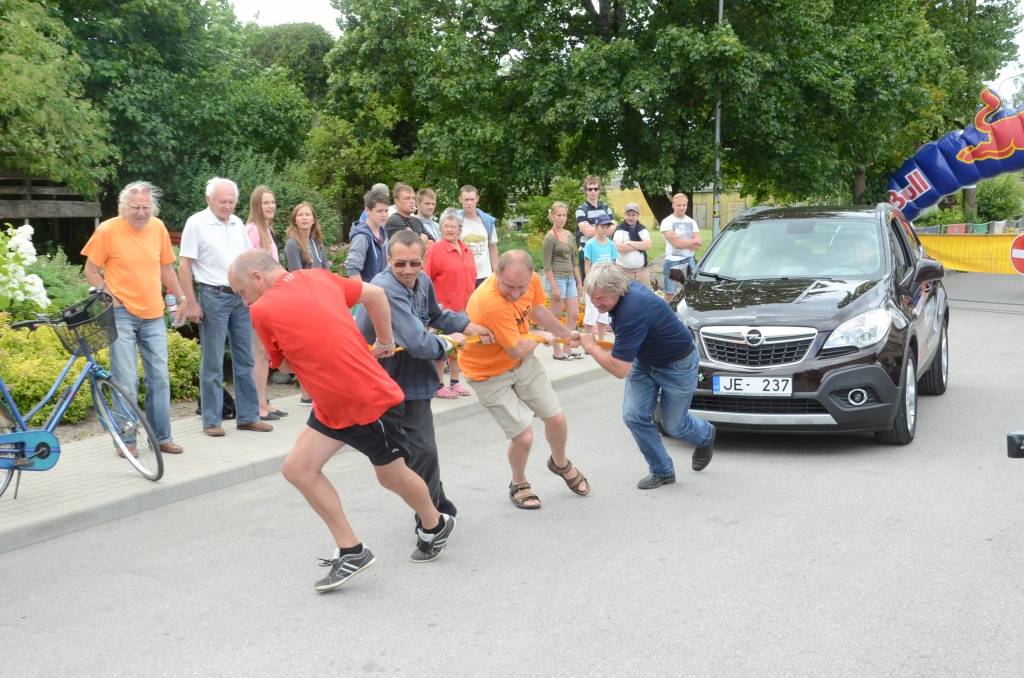 VIDEO: Durbenieki velk automašīnu "Opel Mokka"