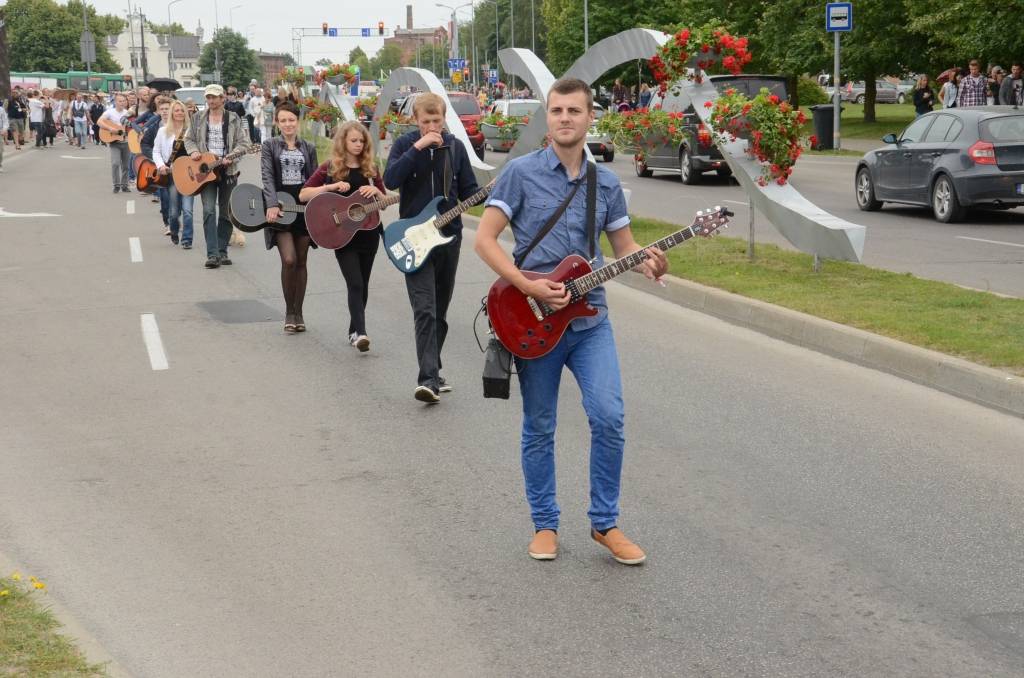 FOTO.VIDEO: Vislatvijas ģitāristu gājiens Liepājā un saspēle ar Ivo Fominu