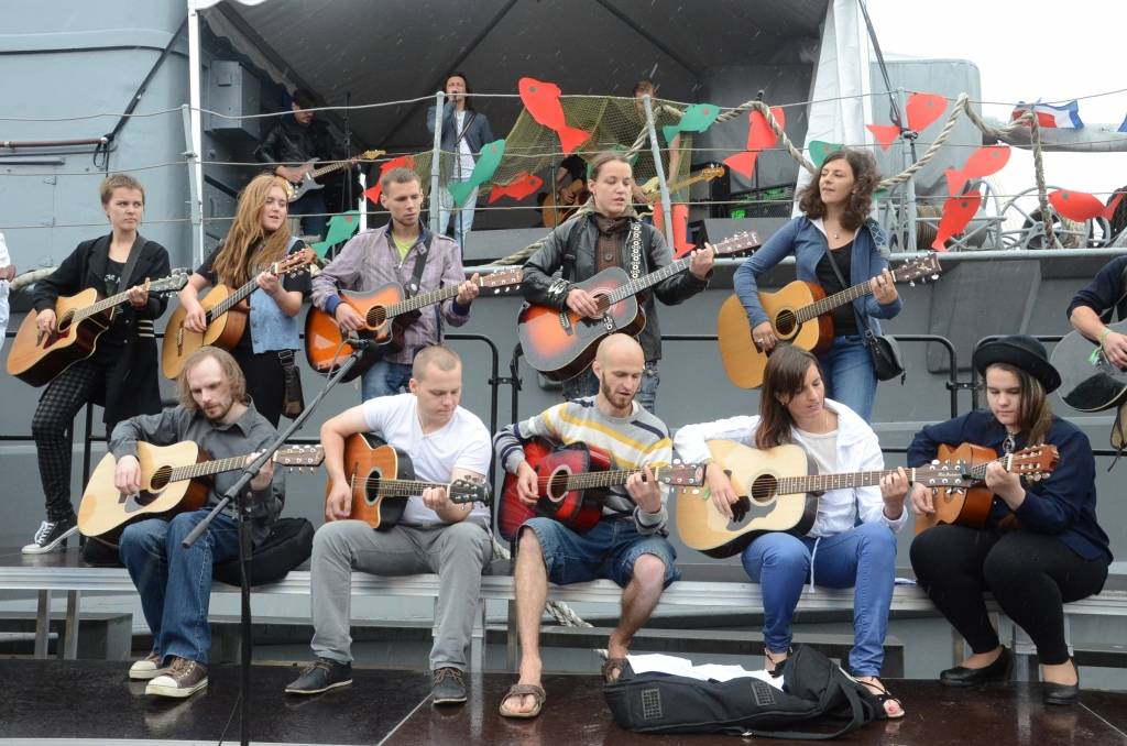 VIDEO: Vislatvijas ģitāristu saietā Liepājā saspēlējas kopā ar Ivo Fominu