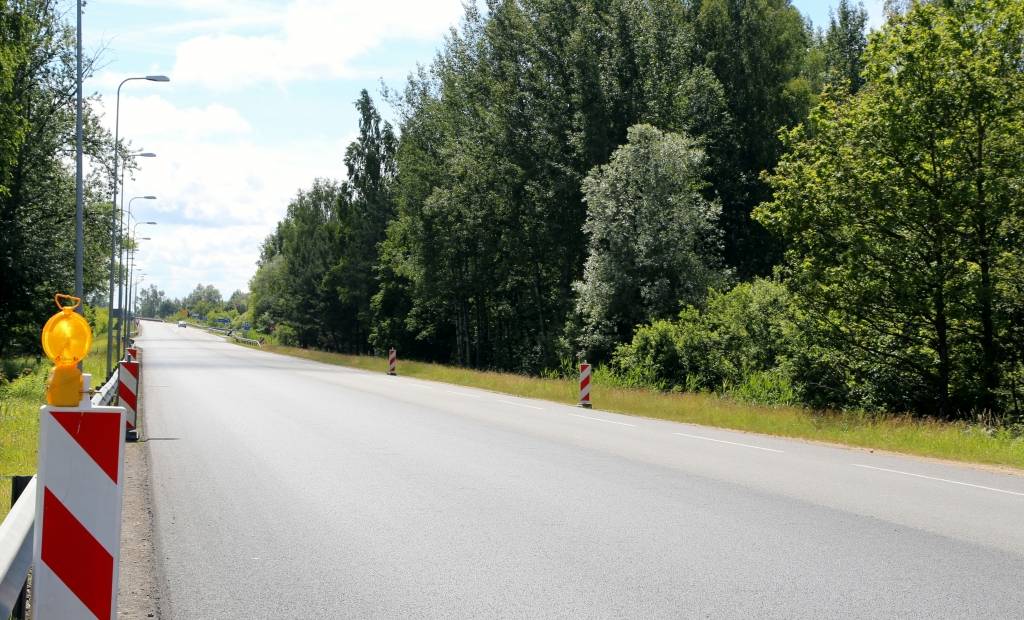 Nobrauc uz ceļa guļošu vīrieti