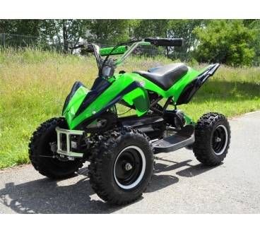 Otaņķos zēns ar kvadraciklu uzskrien automašīnai