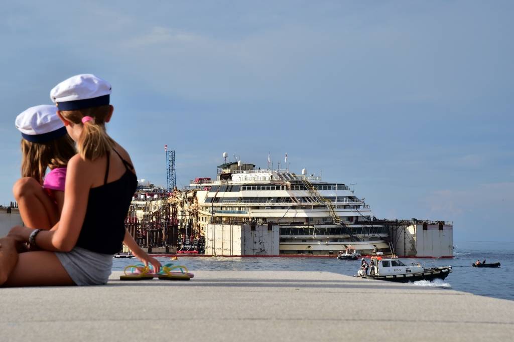 Costa Concordia sāk pēdējo ceļu - uz sagriešanu metāllūžņos