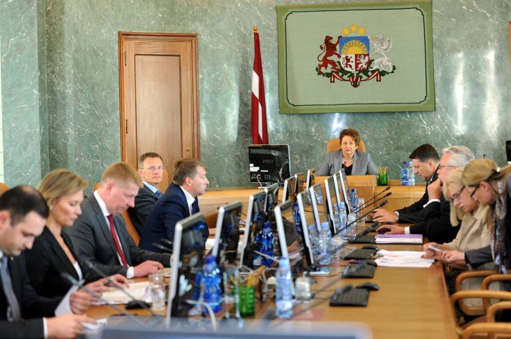 Straujuma: Par ministru algu palielināšanu būtu jālemj Saeimai, nevis valdībai