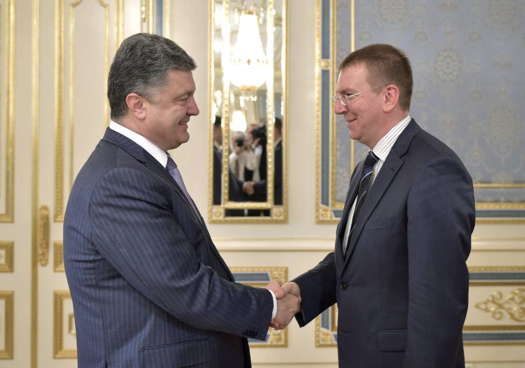 Porošenko sirsnīgi pateicas Latvijai par ātru ES Asociācijas līguma ratifikāciju