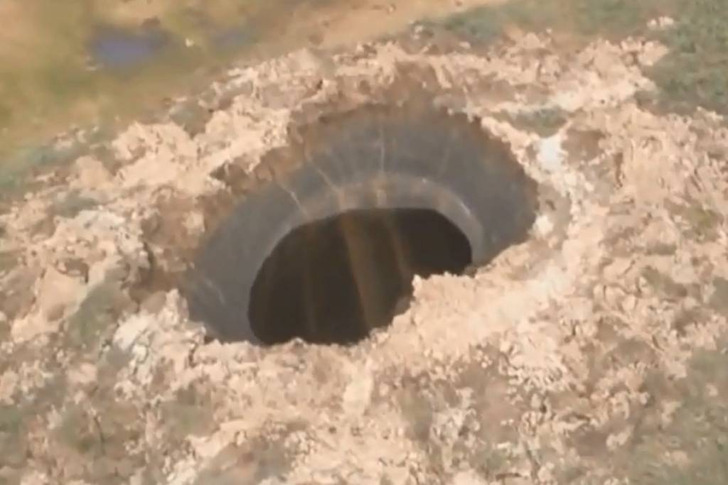 VIDEO: Pasaules malā atklāts mistiskas izcelsmes milzu krāteris