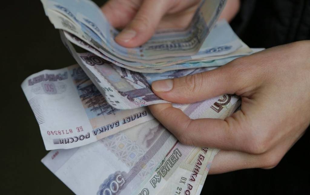 Rubļa vērtība pusotra mēneša zemākajā līmenī