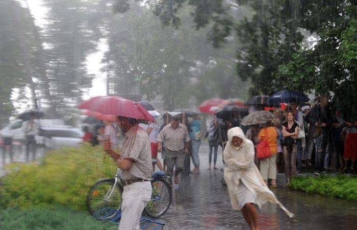 Brīvdienās karstumu dažviet mazinās pērkona lietusgāzes