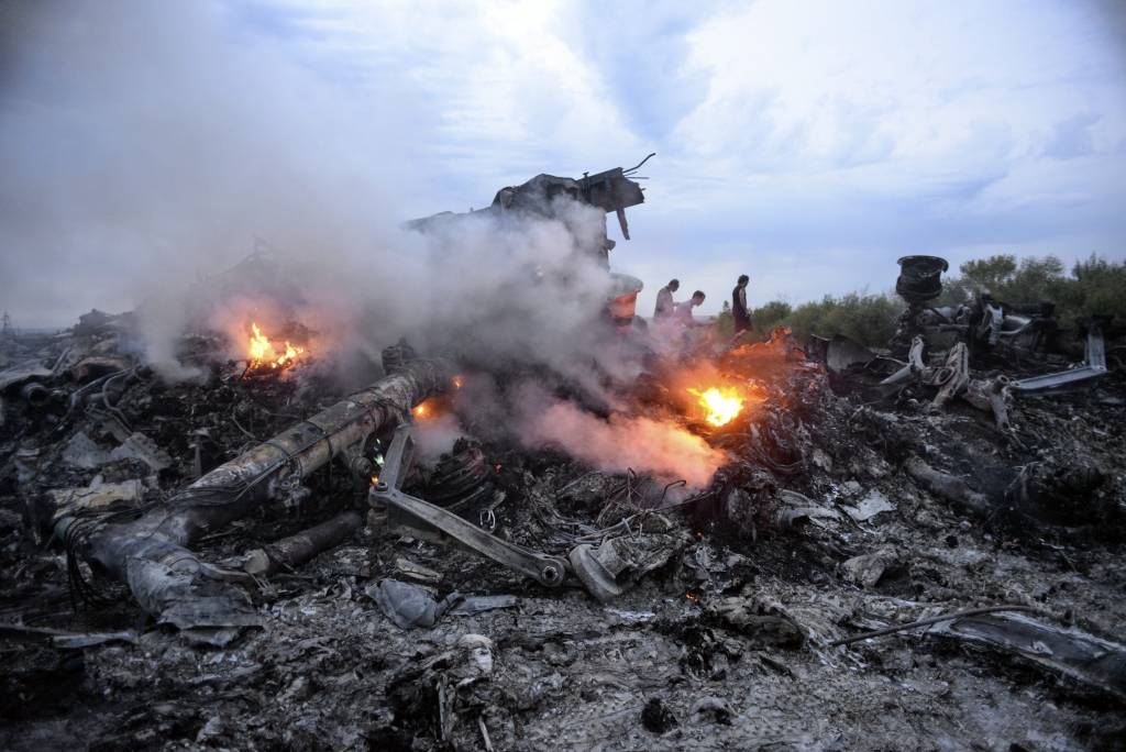 papildināta (10:58) - FOTO: Malaysian Airlines lidmašīnas katastrofā nogalināti 298 cilvēki, 154 no viņiem nīderlandieši