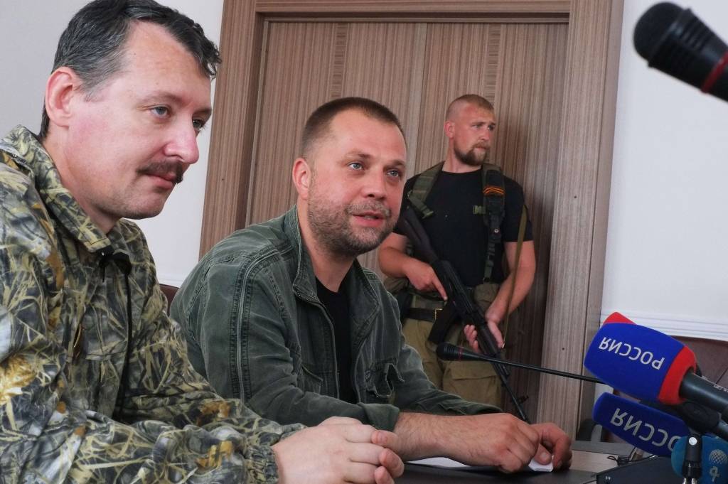Kaujinieku līderis Strelkovs paziņo, ka notriektā lidmašīna veda jau mirušus cilvēkus