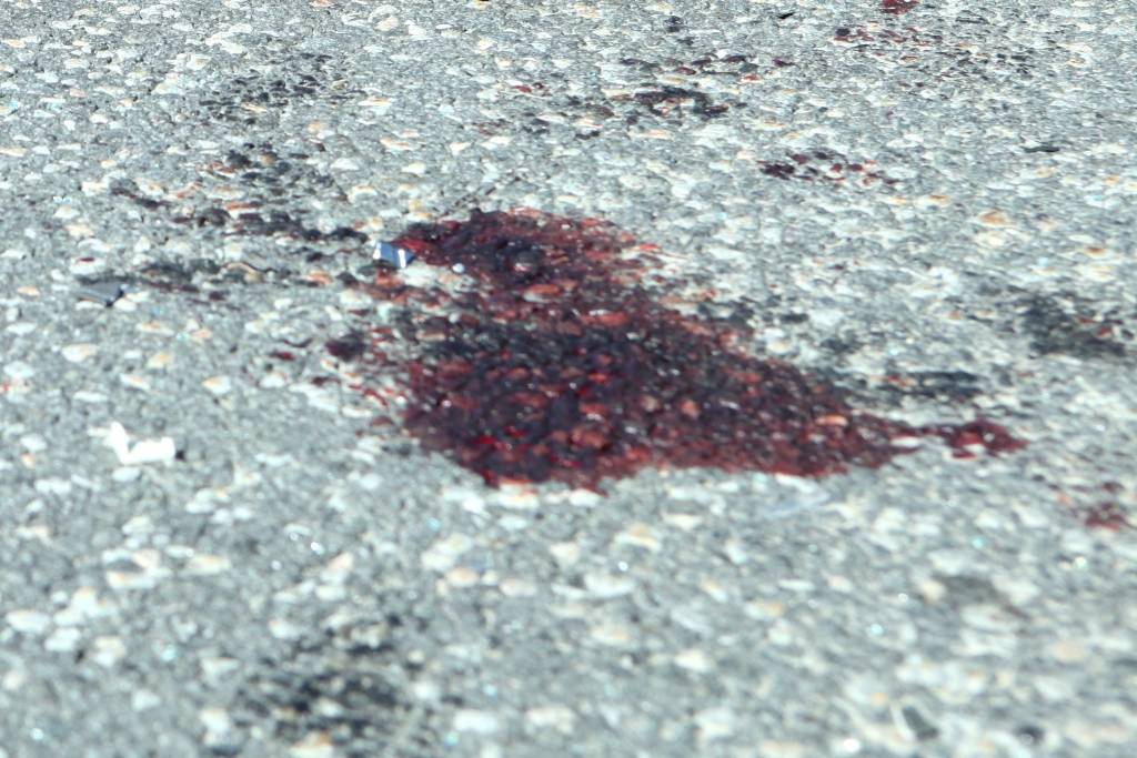 Pašnāvniecisks jaunietis Rīgā metas zem auto riteņiem