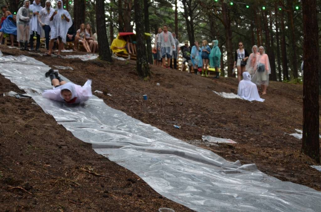 FOTO: Positivus pēdējā dienā pārsteidz negaiss