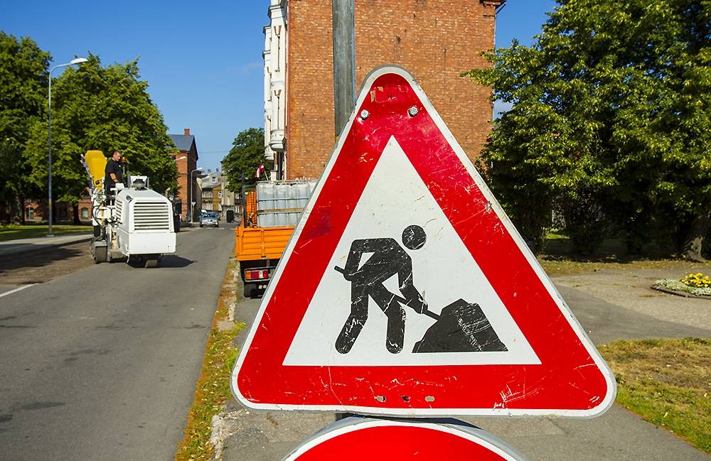 Liepājā slēdz satiksmi Grobiņas un Rožu ielā