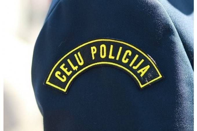 Meitenīte paskrien zem riteņiem un gūst galvas traumu