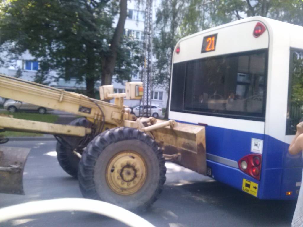 Aculiecinieka FOTO: Rīgas satiksmes autobusā ietriecas traktors