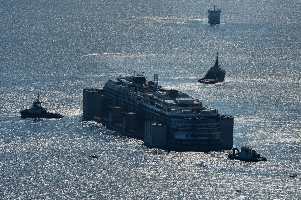 VIDEO: Costa Concordia dodas pēdējā ceļojumā