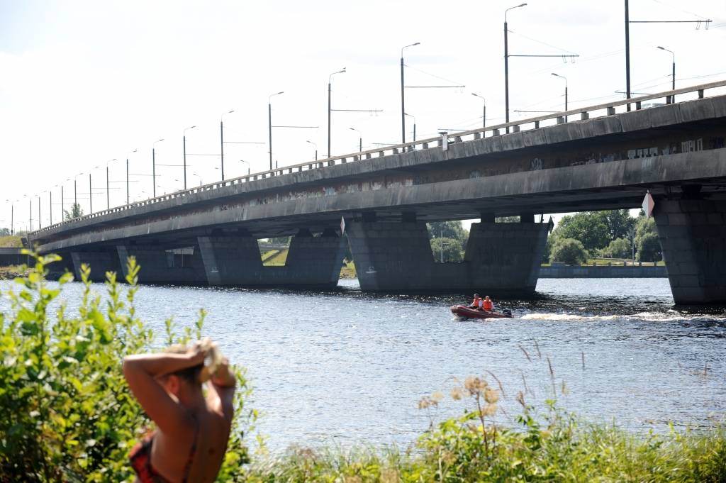 Jaunietim lēciens no Salu tilta Daugavā beidzas letāli