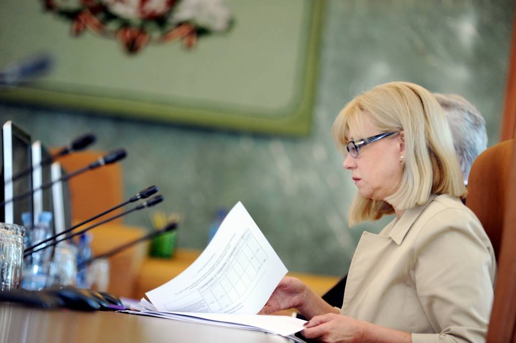 Ar kredītu dzēšanu studentiem grib veicināt dzimstību