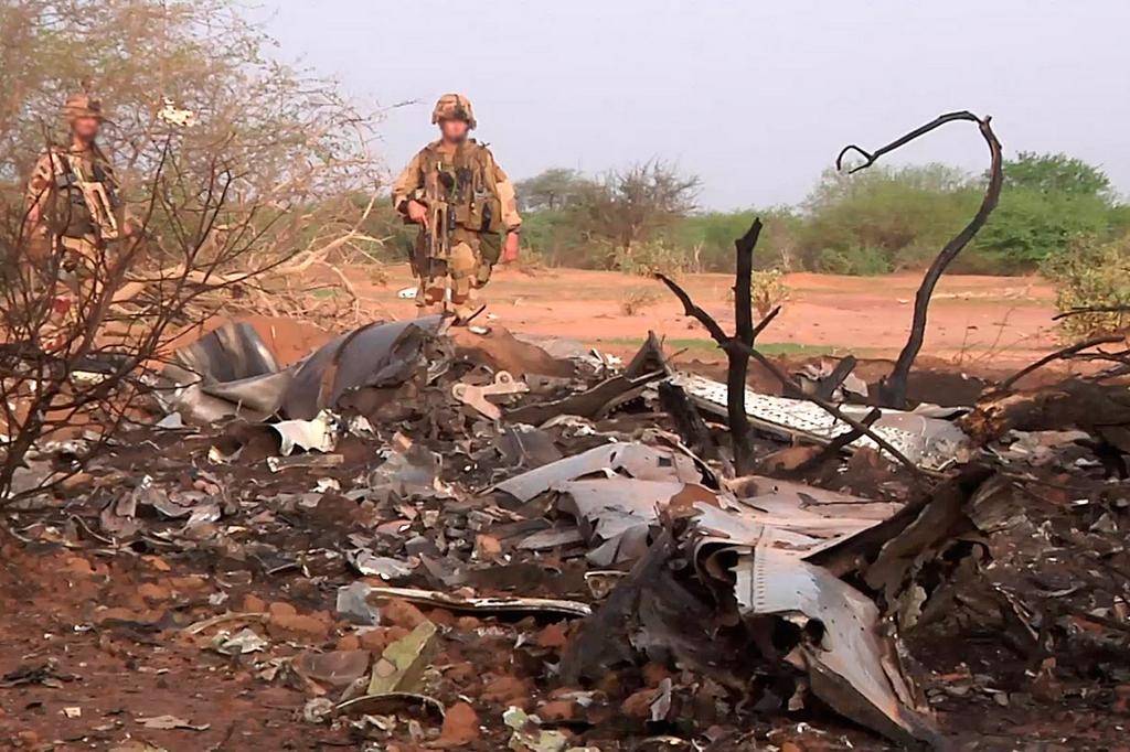 Francijas karavīri uzgājuši nokritušā Air Algerie lainera vraku
