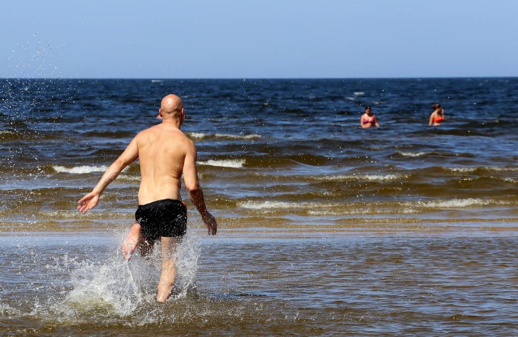 Svelme valdīs arī nākamnedēļ; brīžiem veldzēs lietus