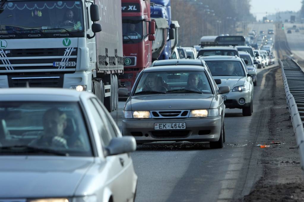 Pa ceļam uz Jūrmalu visu dienu pamatīgi sastrēgumi