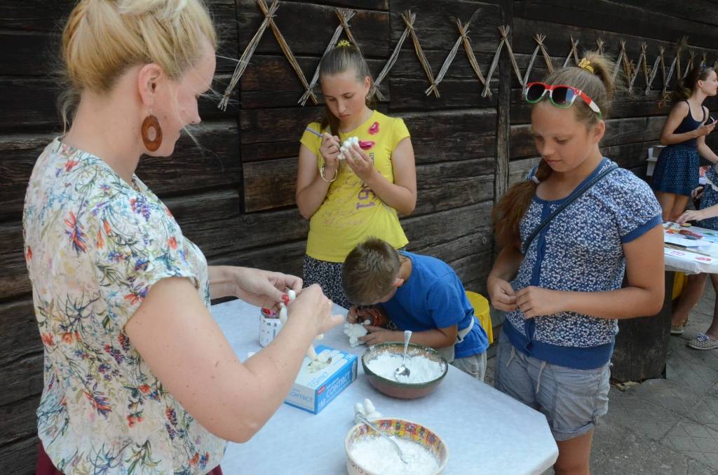 FOTO: Liepājā sarīko Kartupeļu balli