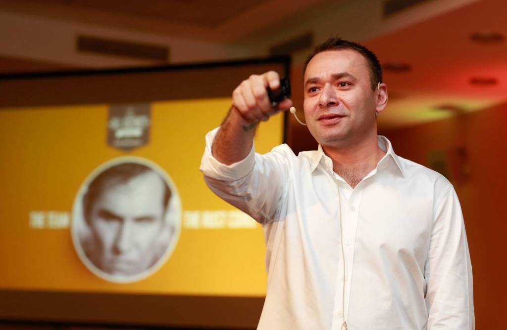 Intervija: Cilvēks, kurš savienojis ramadānu ar Coca-Cola lietošanu un spējis islāmticīgajiem likt iemīlēt skotu viskiju