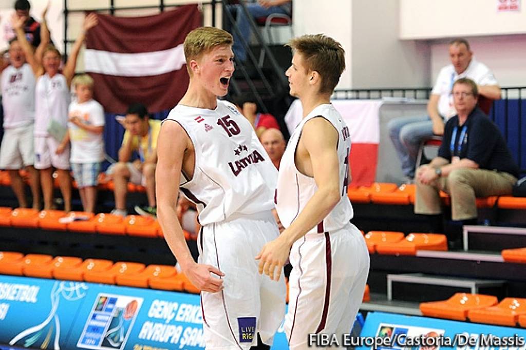 U-18 basketbolisti pēdējās minūtēs atspēlējas no -17 un uzvar Lietuvu