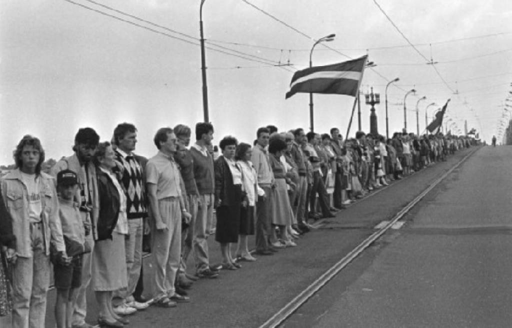 Ar vērienu atzīmēs ceturtdaļgadsimtu kopš Baltijas ceļa