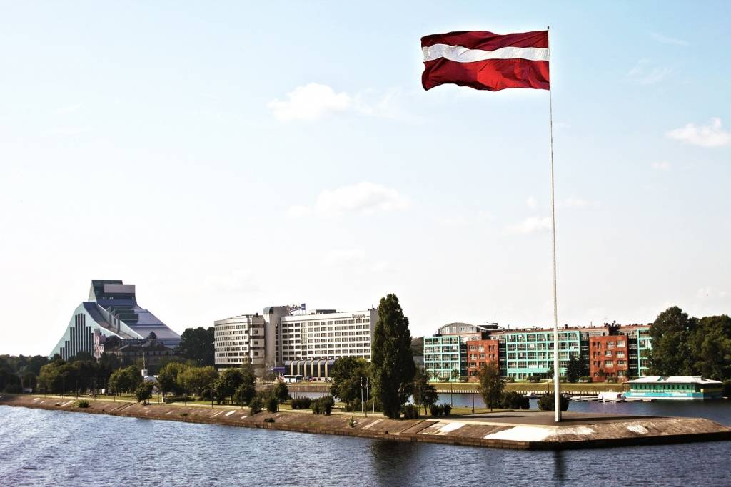 FOTO: Tuvojoties Latvijas simtgadei, rosina augstos mastos izlikt lielus valsts karogus
