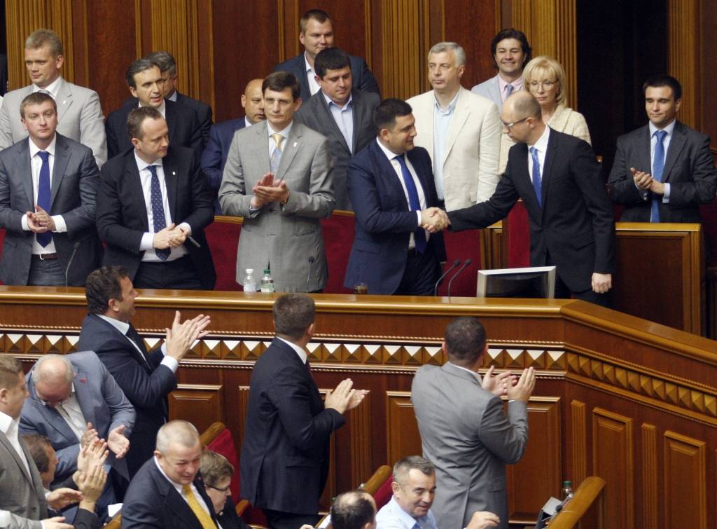 Ukrainas parlamentārieši noraida Jaceņuka demisiju