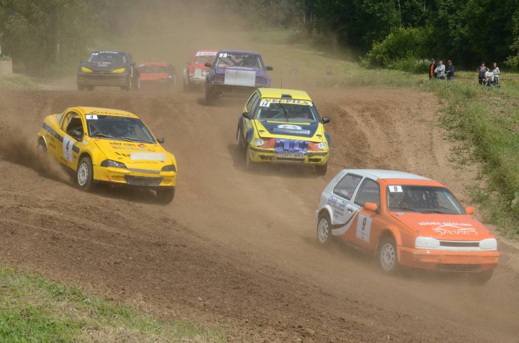 Vecpilī Latvijas autokrosa čempionāta posms trases pretējā virzienā