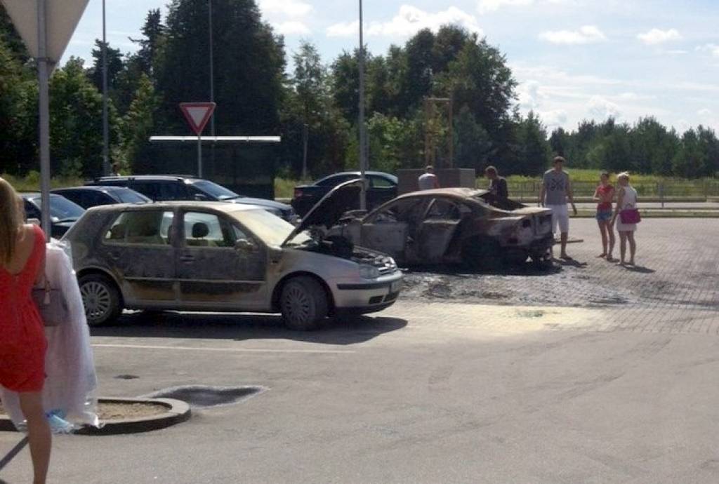Aculiecinieka FOTO: Biķernieku ielā stāvlaukumā sadeg auto