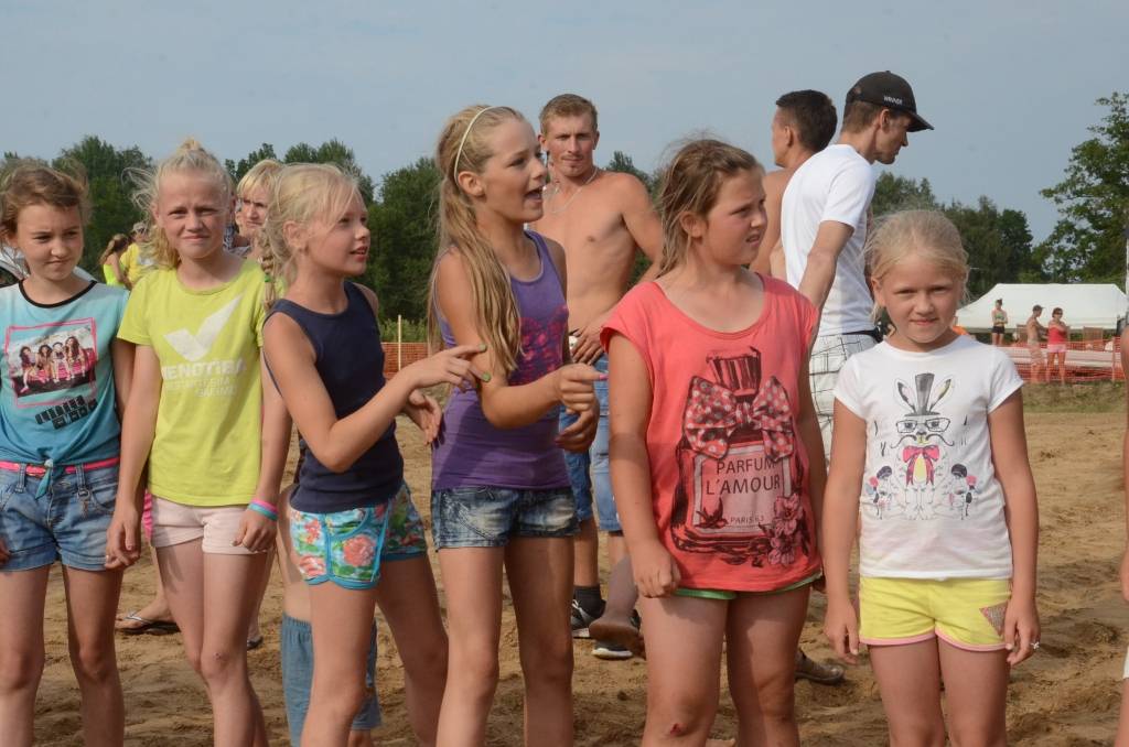 FOTO: Medzeniece Rūta Cinkmane uzvar Vecpils autokrosa bērnu skrējienā