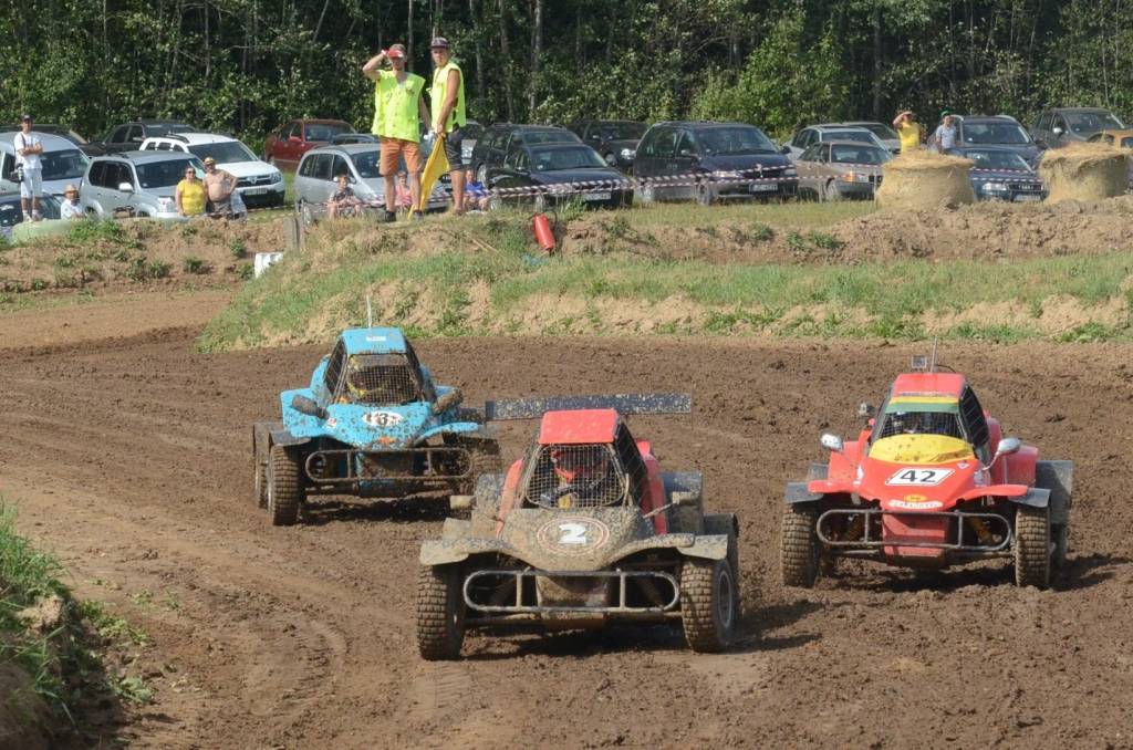 FOTO: Latvijas čempionāta autokrosā posmā Vecpilī neiztiek bez kūleņošanas un dramatiskas cīņas