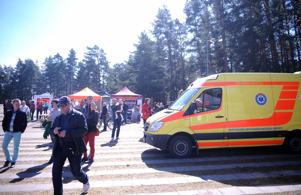 Mediķi palīdzējuši septiņiem pārkarsušiem bērniem